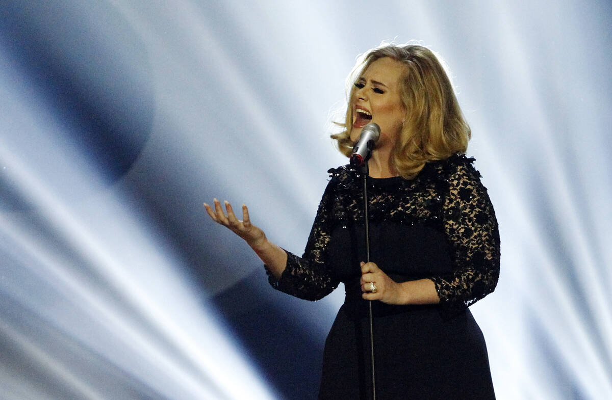 Adele canta durante los Brit Awards 2012 en el O2 Arena de Londres, el 21 de febrero de 2012. ( ...