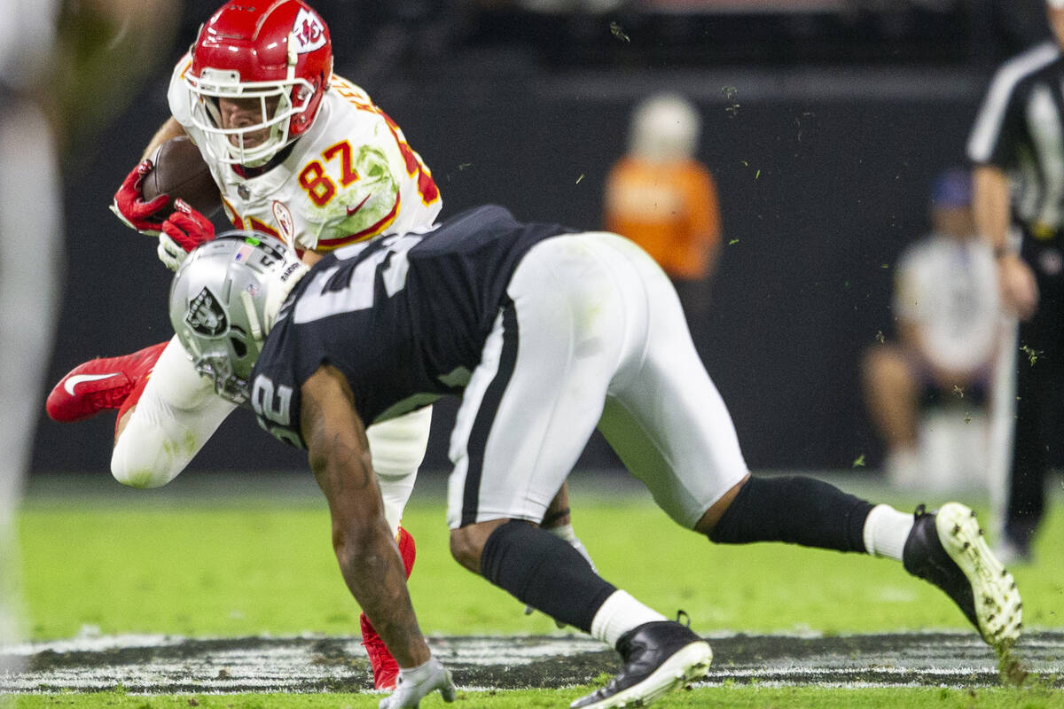 Raiders middle linebacker Denzel Perryman (52) dives in to tackle Kansas City Chiefs tight end ...