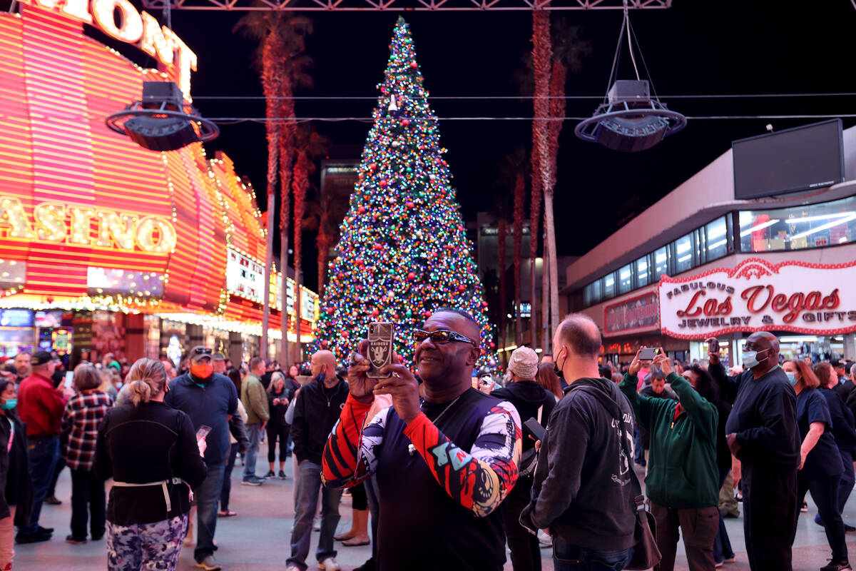 Free Christmas Dinner In Downtown Reno 2022 Fremont Street Experience Opens Holidays With Tree Lighting | Las Vegas  Review-Journal