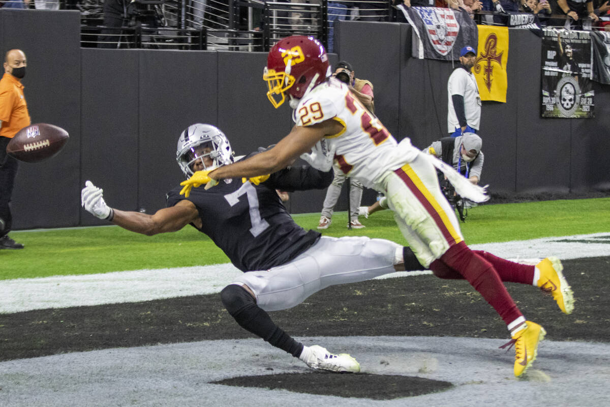 Raiders wide receiver Zay Jones (7) can’t haul in a pass as Washington Football Team cornerba ...