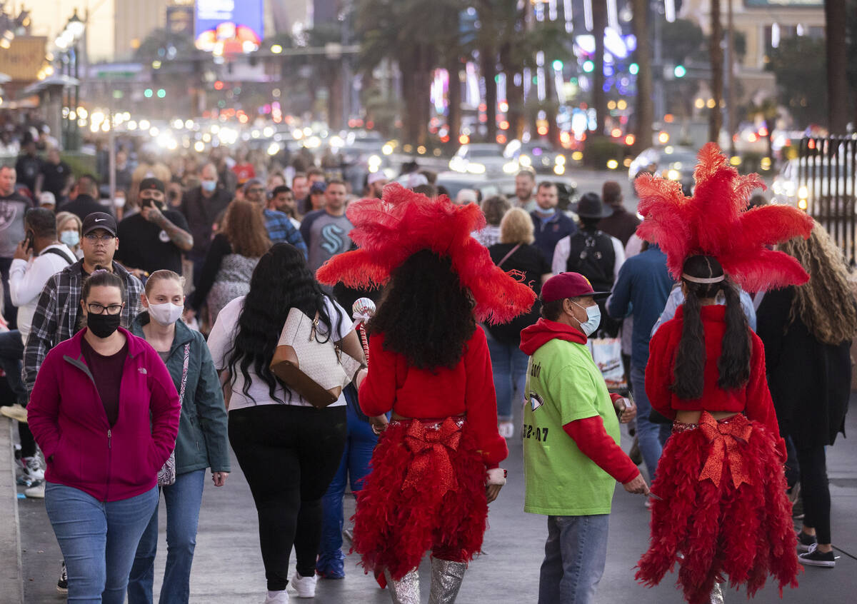 Tourists fill the Strip on Saturday, Dec. 4, 2021, in Las Vegas. (Benjamin Hager/Las Vegas Revi ...