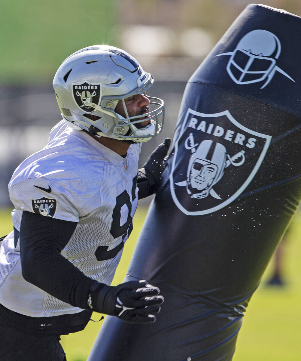 Raiders defensive end Solomon Thomas (92) works through a drill during a practice session at th ...