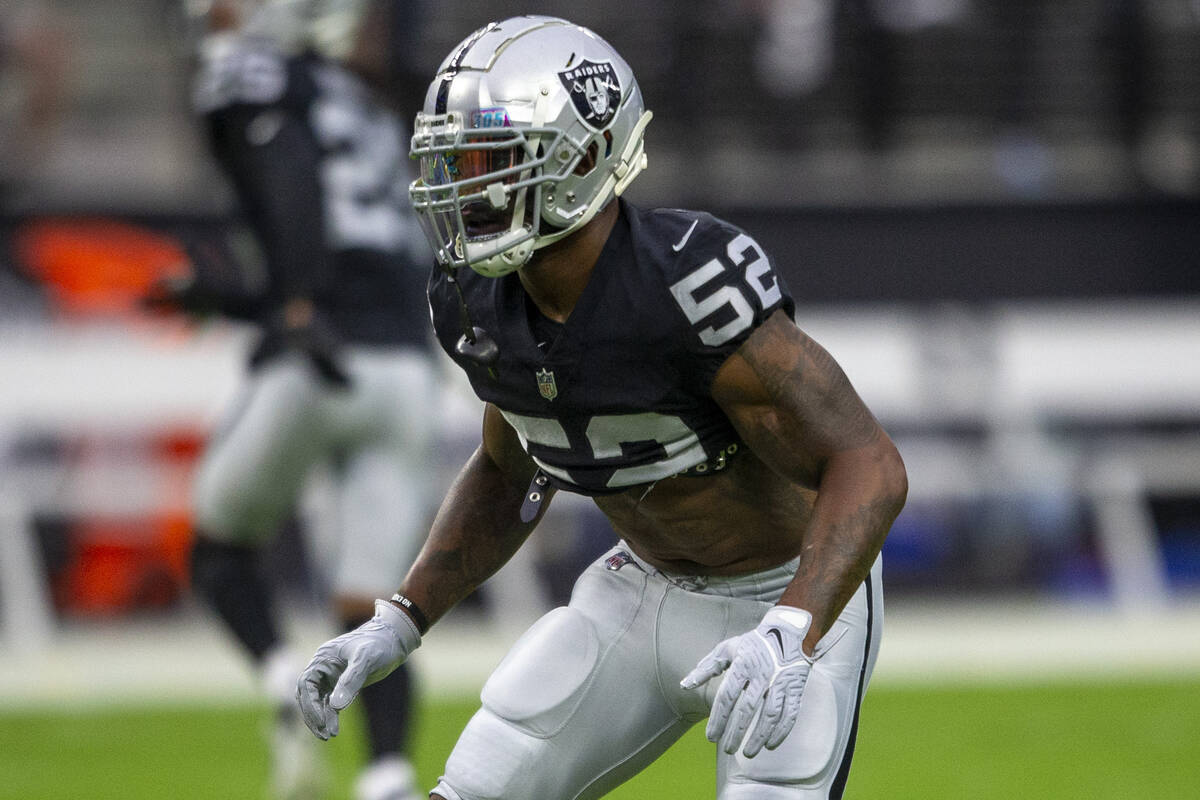 Raiders middle linebacker Denzel Perryman (52) goes through warm up drills before an NFL footba ...