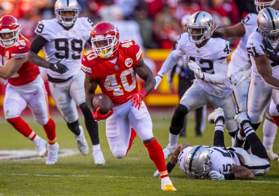 Kansas City Chiefs running back Derrick Gore (40) breaks for open ground and the end zone over ...