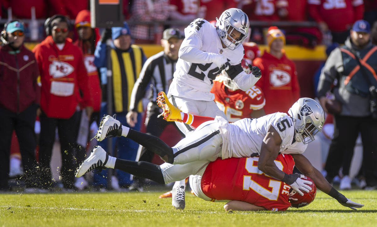 Raiders linebacker Divine Deablo (5) tackles Kansas City Chiefs tight end Travis Kelce (87) wit ...