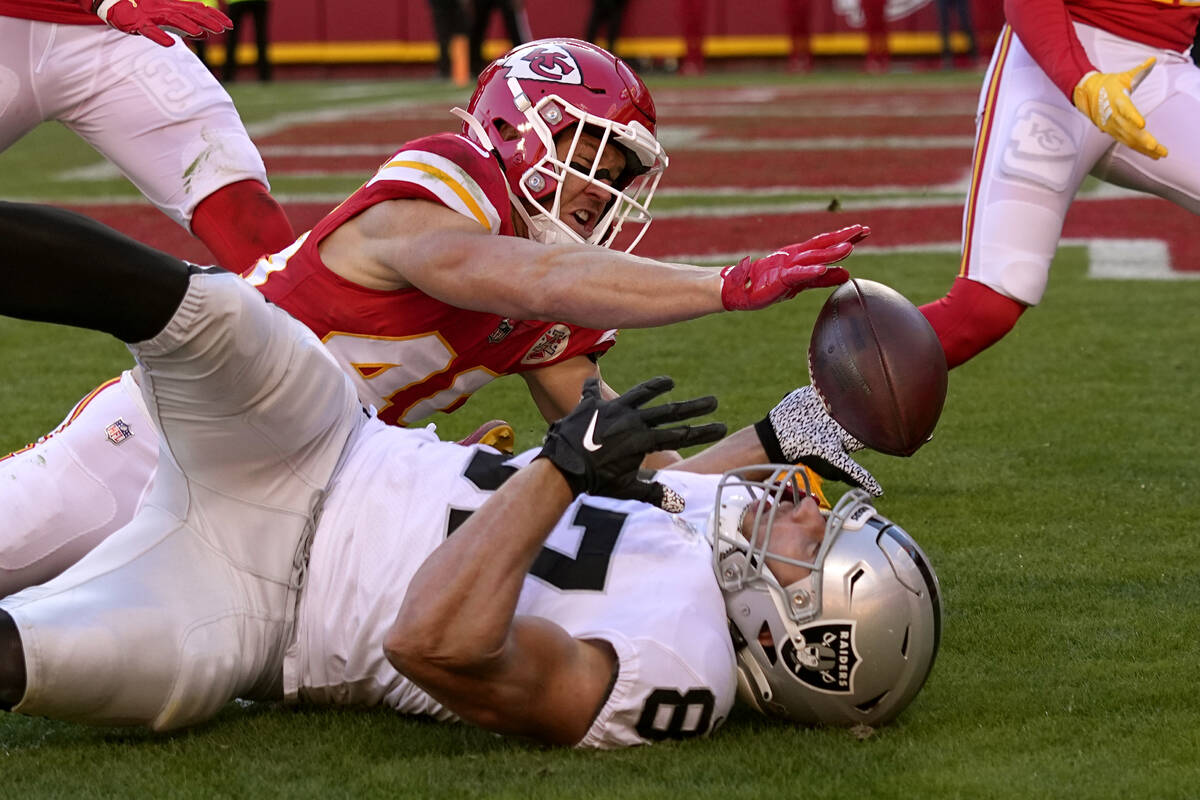 Las Vegas Raiders tight end Foster Moreau (87) is unable to catch a pass in the end zone as Kan ...
