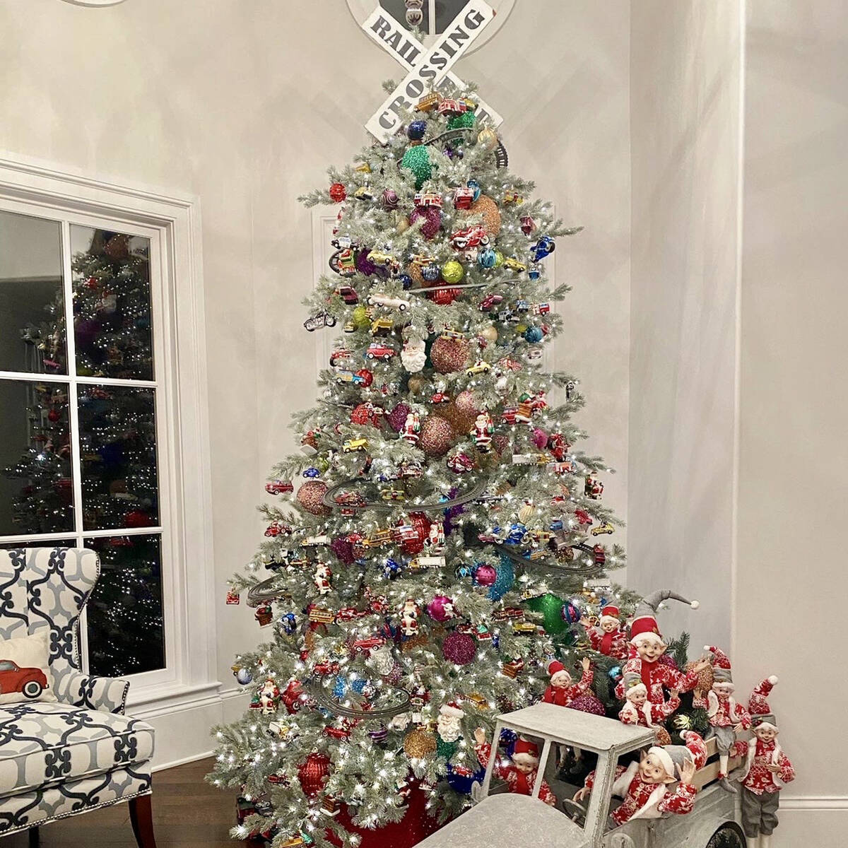Christopher Todd decorates this Kentucky mansion every year during the holidays. (Christopher Todd)