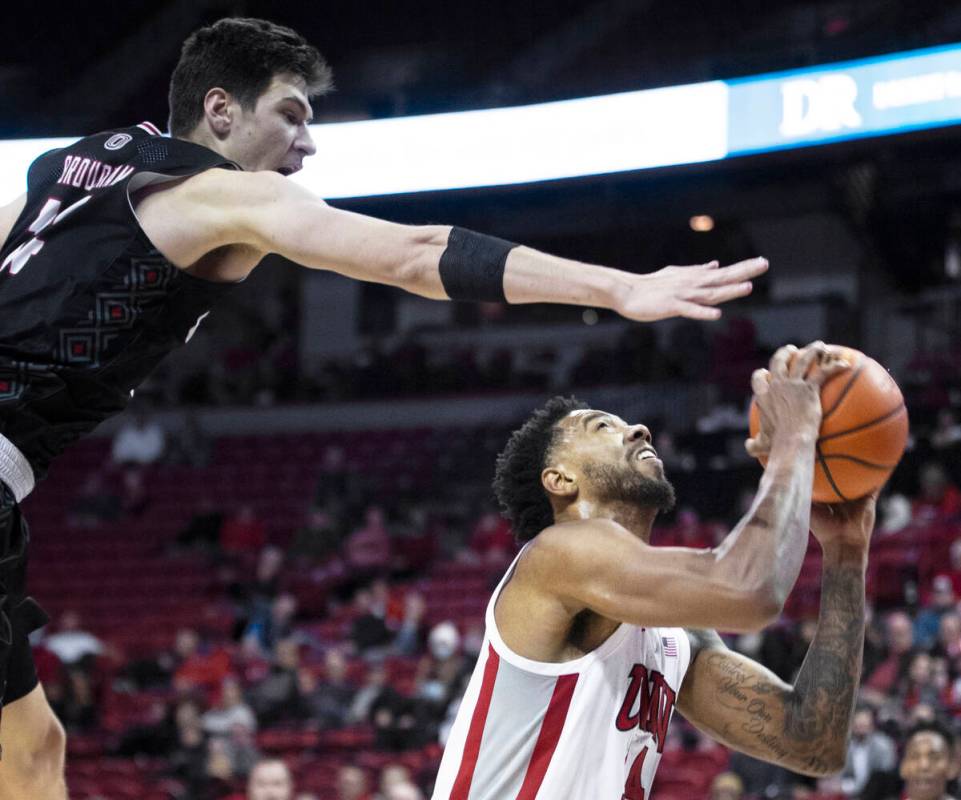 UNLV Rebels forward Royce Hamm Jr. (14) drives past Omaha Mavericks center Dylan Brougham (14) ...