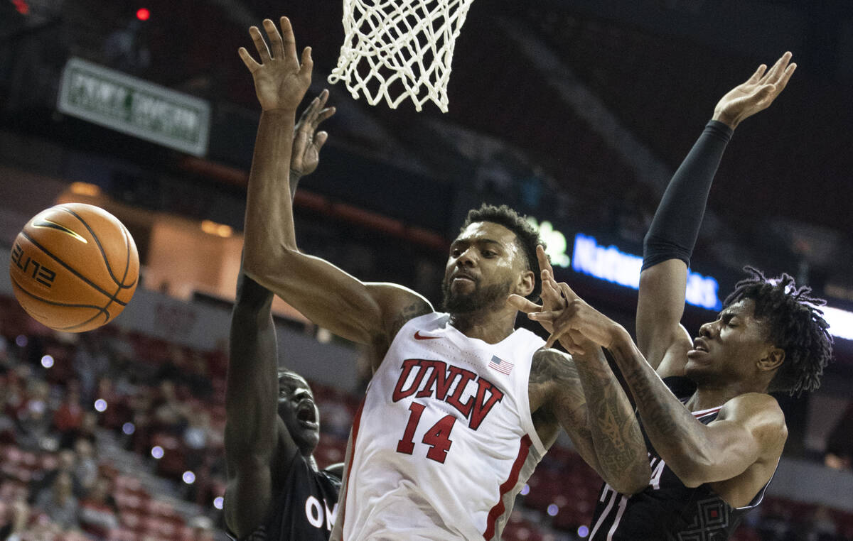 UNLV Rebels forward Royce Hamm Jr. (14) fights for a loose ball with Omaha Mavericks forward De ...