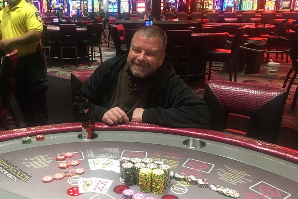 Scott Bradfield poses after winning more than $946,000 at three-card poker at Flamingo Las Vega ...