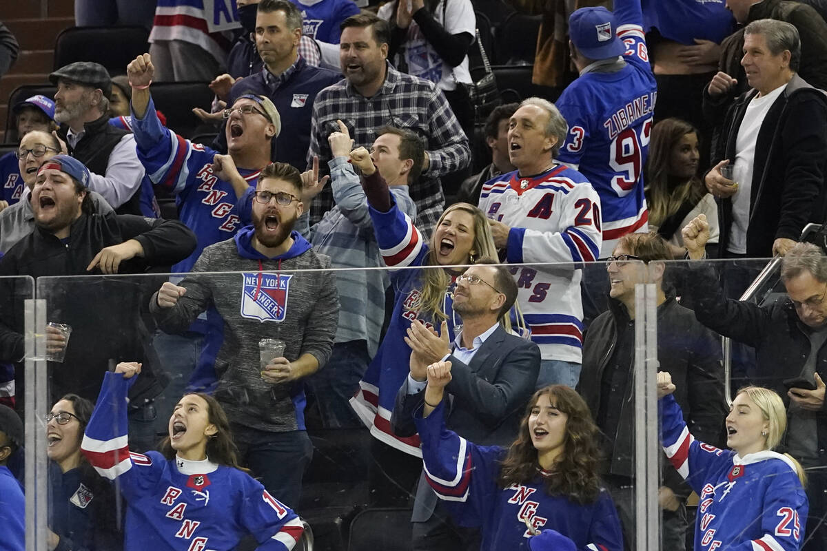 hver dag halvleder overliggende New York Rangers fans celebrate a goal by left wing Chris Kreider during  the second period of a … | Las Vegas Review-Journal