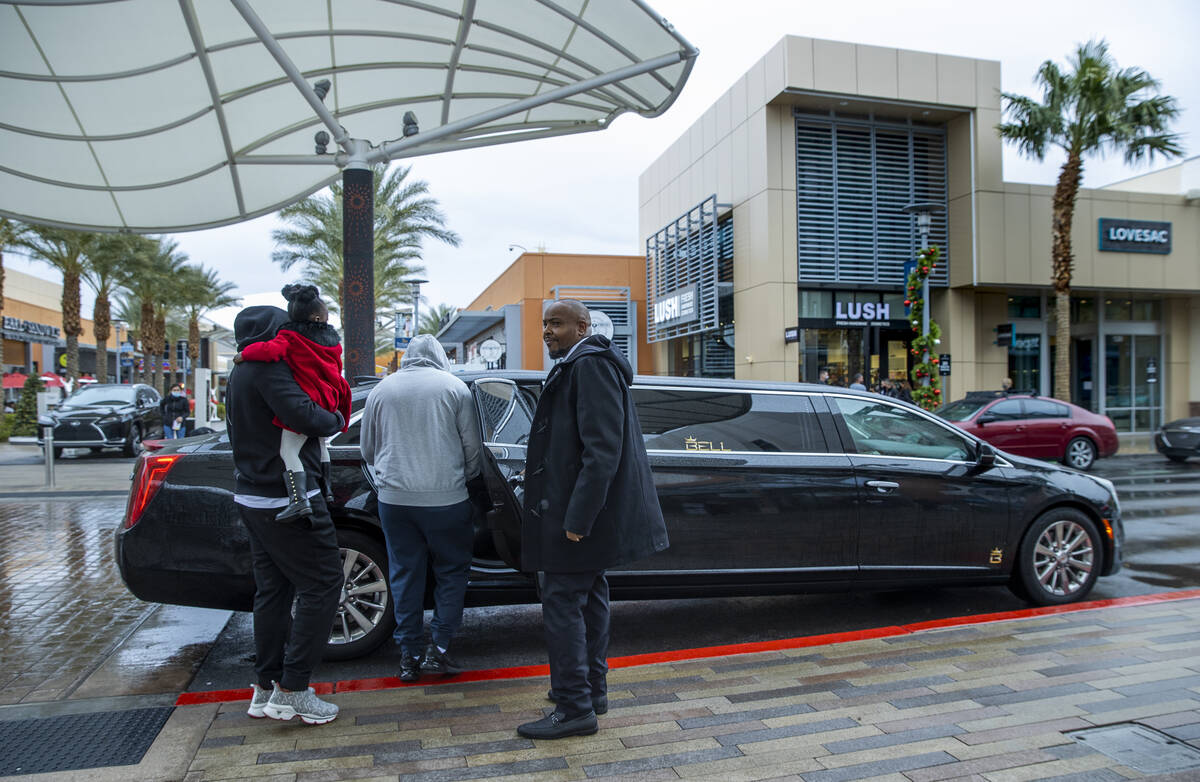 Shoppers depart by limo during some last minute shopping at Downtown Summerlin on Thursday, Dec ...