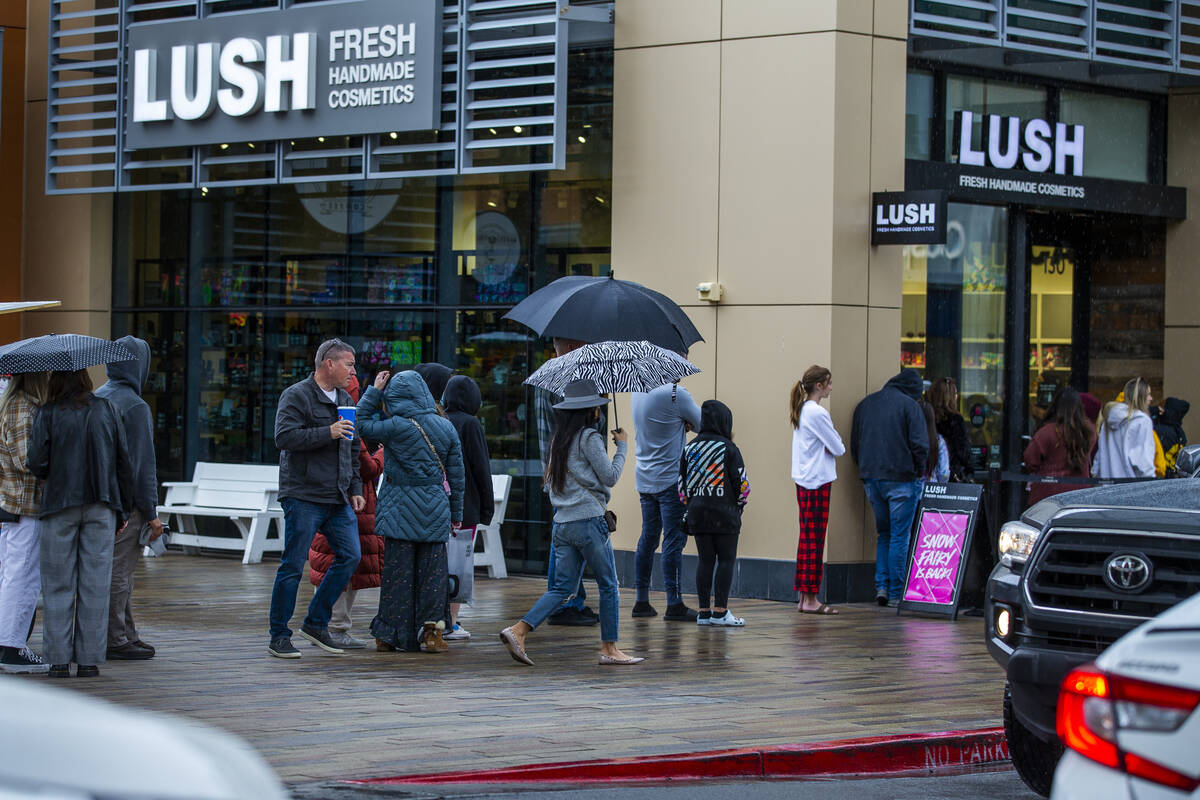 Shoppers stand in line to get into Lush during some last minute shopping at Downtown Summerlin ...