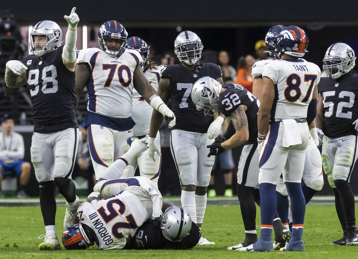 Raiders defensive end Maxx Crosby (98) celebrates a big defensive pay with teammates in the fir ...