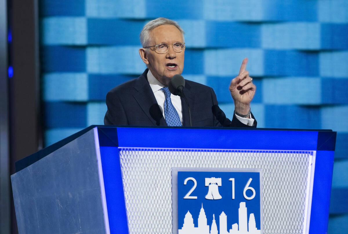 El líder de la minoría del Senado, Harry Reid, se dirige a la multitud durante el tercer día ...