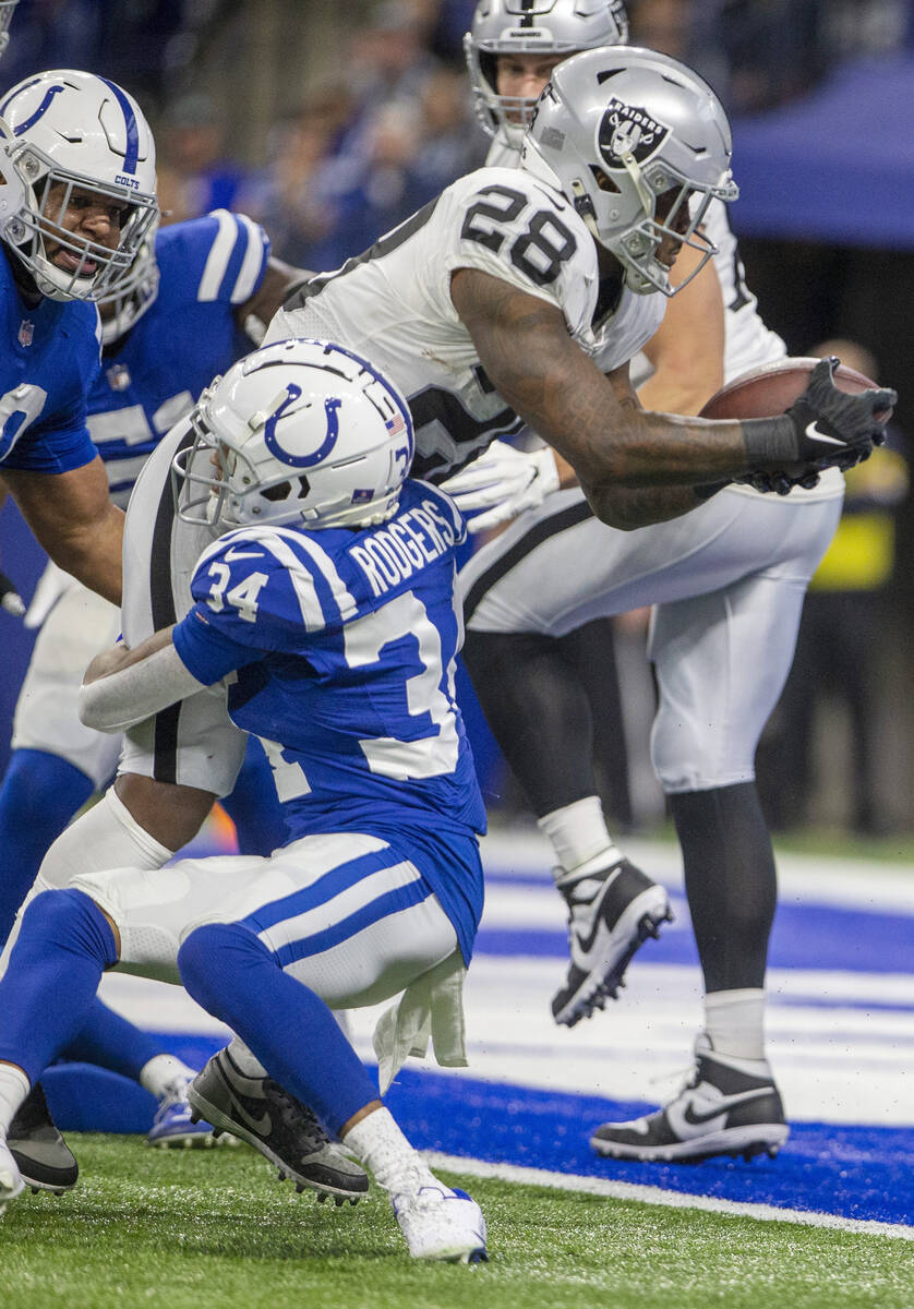 Raiders running back Josh Jacobs (28) scores a touchdown against Indianapolis Colts cornerback ...