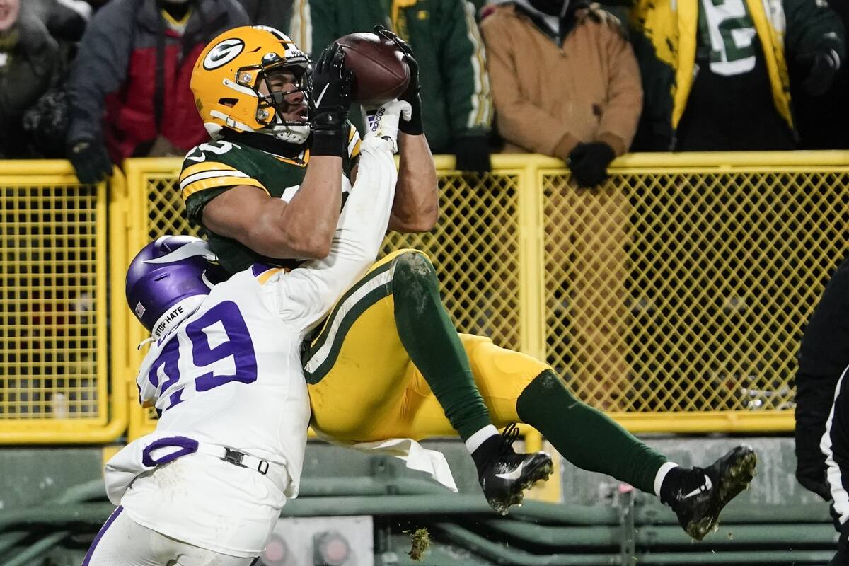 Green Bay Packers' Allen Lazard catches a touchdown pass over Minnesota Vikings' Kris Boyd duri ...