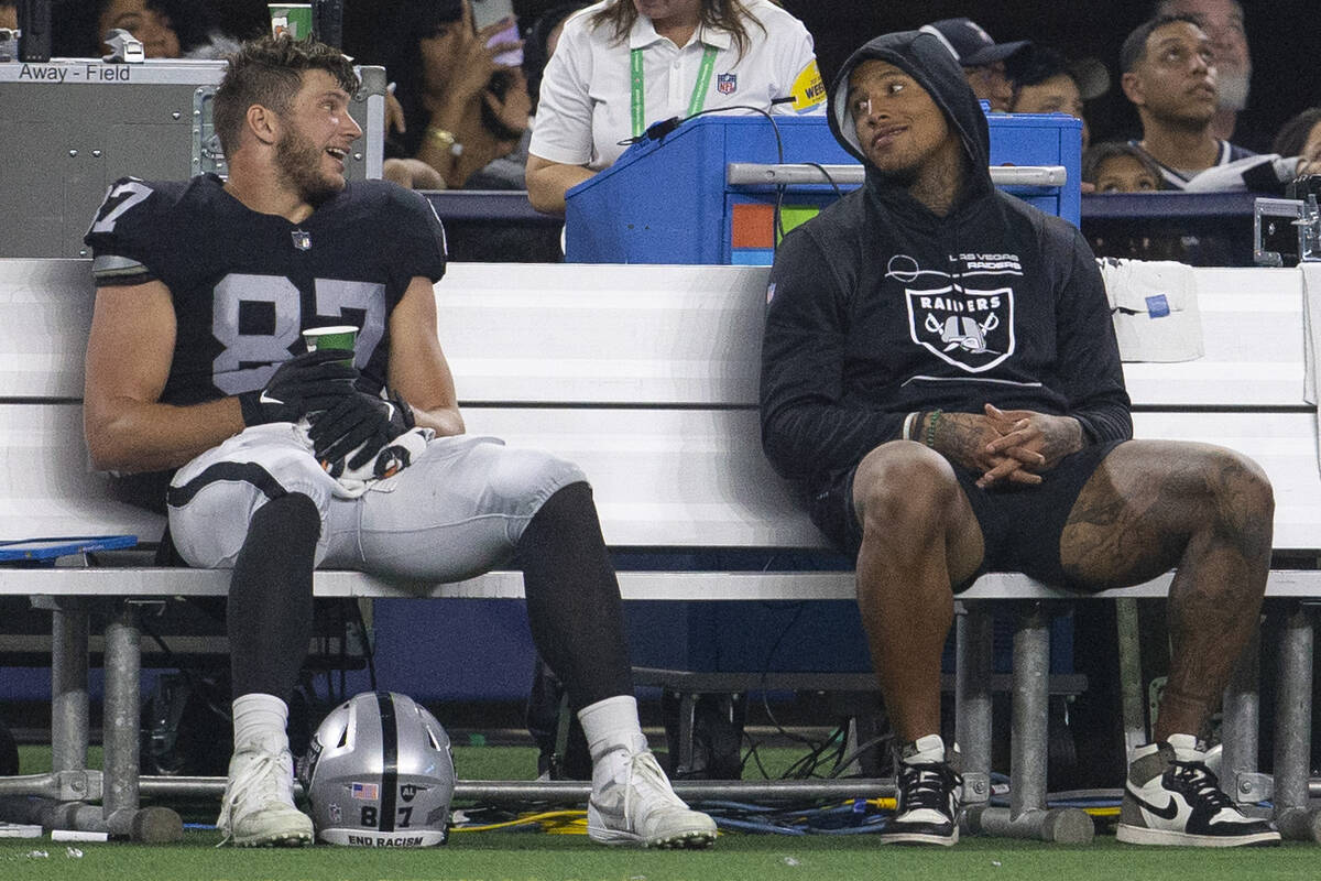 Raiders tight end Foster Moreau (87) speaks with Raiders tight end Darren Waller on the bench d ...