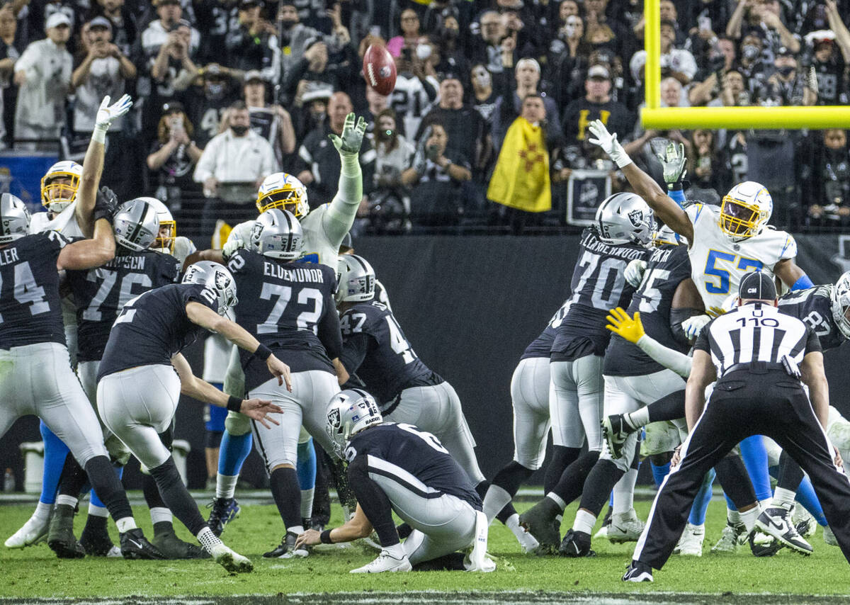 Raiders kicker Daniel Carlson (2) makes the winning field goal over the Los Angeles Chargers du ...