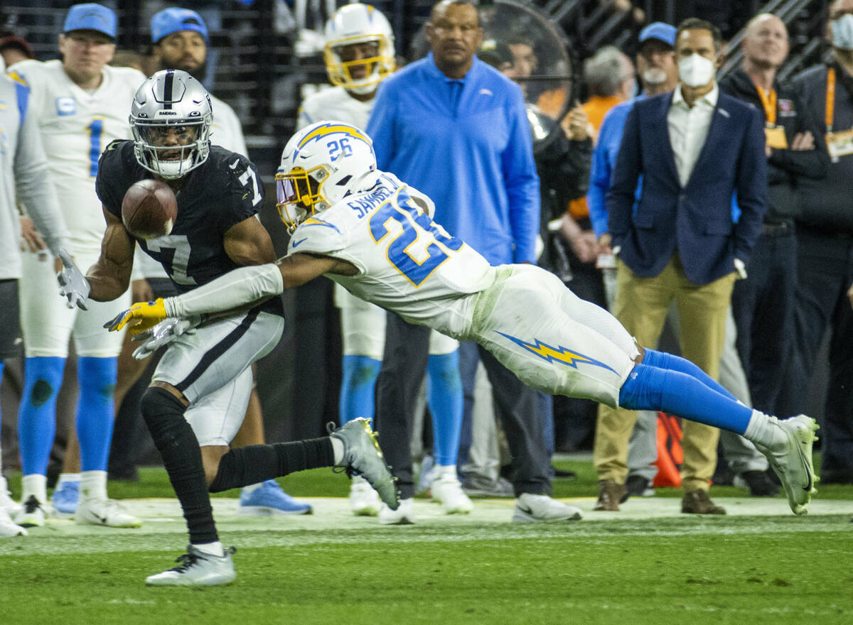 Raiders wide receiver Zay Jones (7) makes critical first down reception over Los Angeles Charge ...