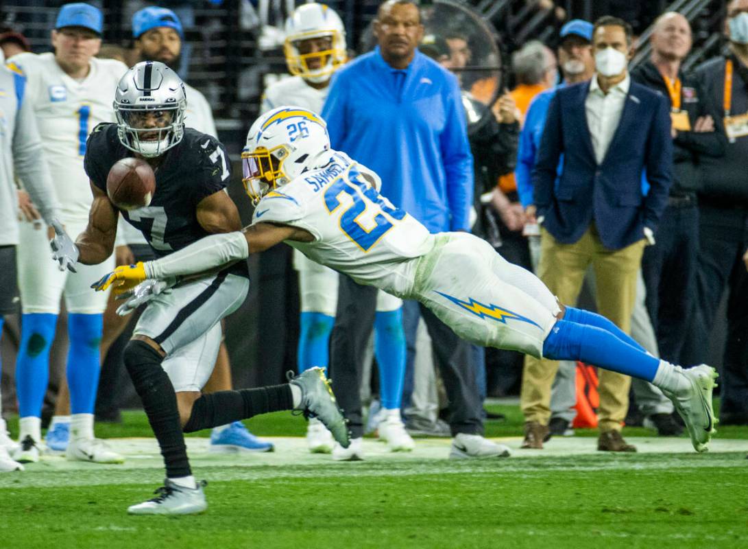 Raiders wide receiver Zay Jones (7) makes critical first down reception over Los Angeles Charge ...