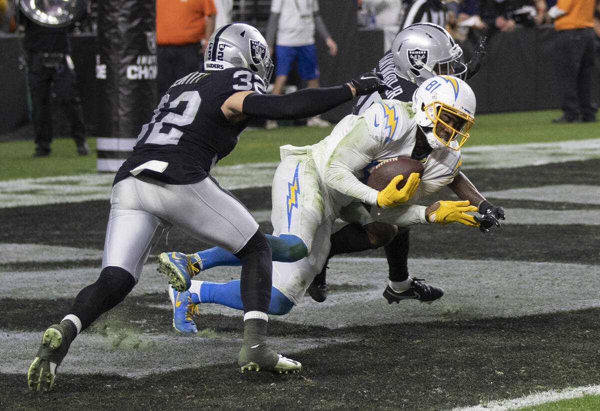 Los Angeles Chargers wide receiver Mike Williams (81) makes the game tying catch past Raiders d ...
