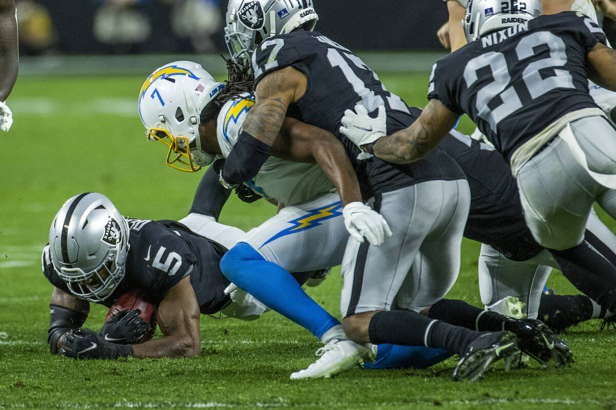 Raiders Beat Chargers to Claim Playoff Spot - The New York Times