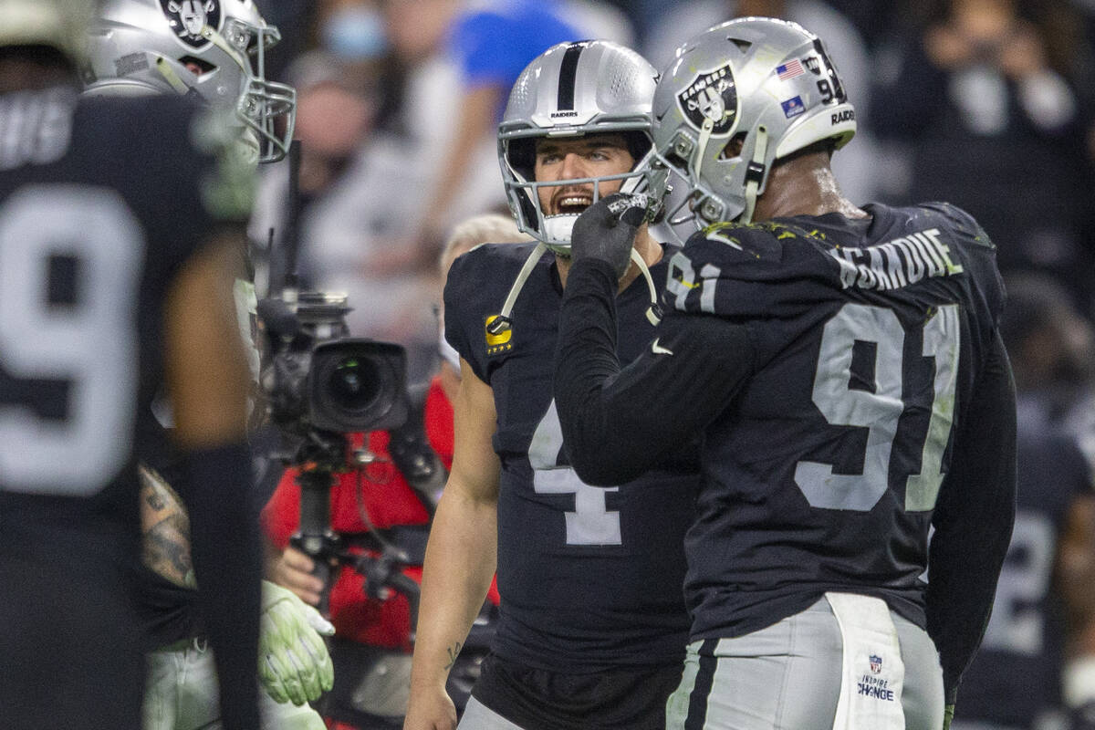 Raiders quarterback Derek Carr (4) rallies the defense after during a time out during an overti ...