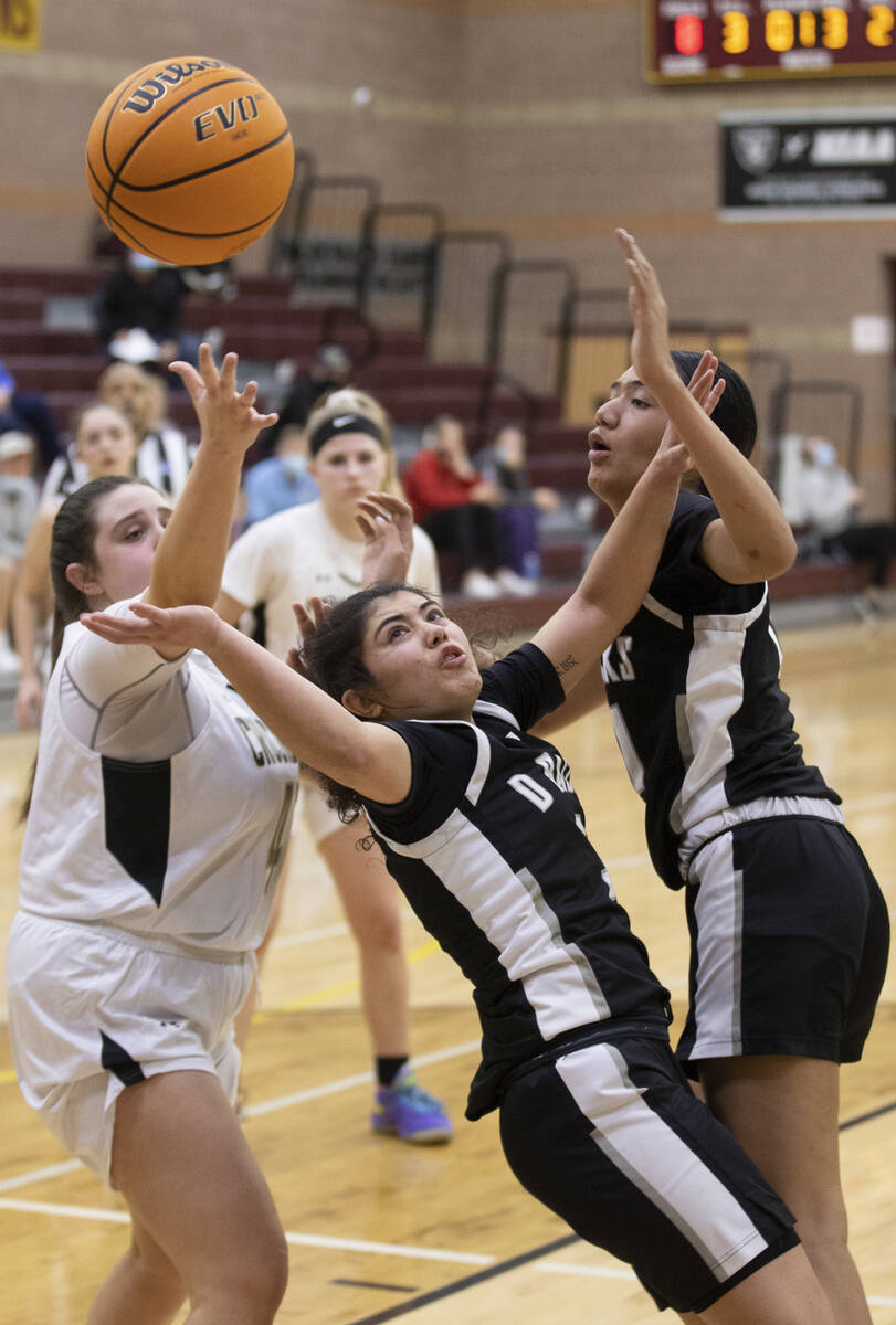Desert Oasis’ Elin Guzelkucuk (3) fights for a escaped   shot  with Faith Lutheran’s L ...