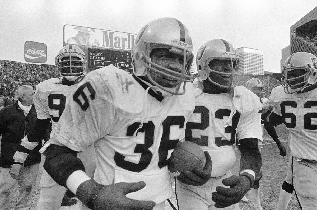 In this Sunday, Jan. 5, 1981 file photo, Oakland Raiders safety Mike Davis (36) runs off the fi ...