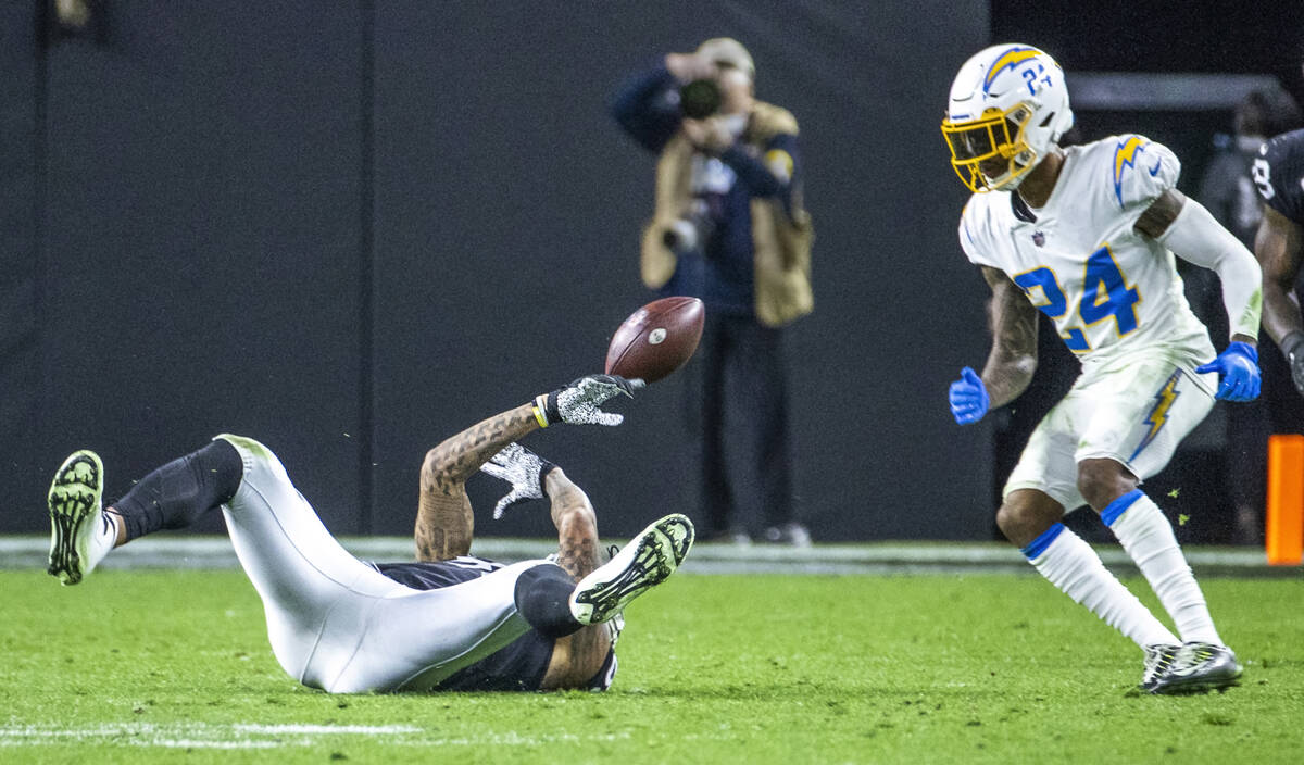Raiders tight end Darren Waller (83) bobbles a pass from the turf as Los Angeles Chargers safet ...