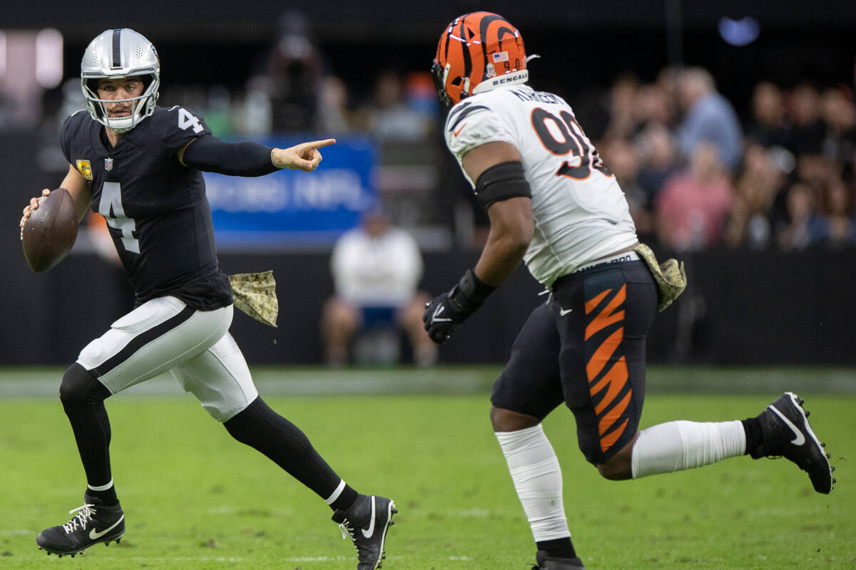 Raiders quarterback Derek Carr (4) directs traffic with Cincinnati Bengals defensive tackle Tyl ...