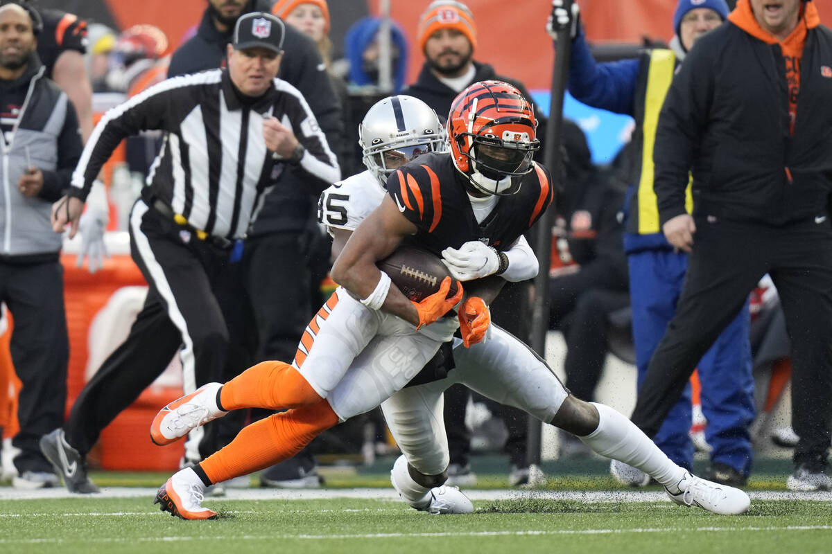 Cincinnati Bengals' Ja'Marr Chase (1) makes a catch against Las Vegas Raiders' Brandon Facyson ...