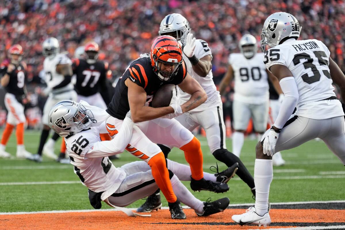 Cincinnati Bengals' C.J. Uzomah (87) makes a touchdown catch against Las Vegas Raiders' Trevon ...