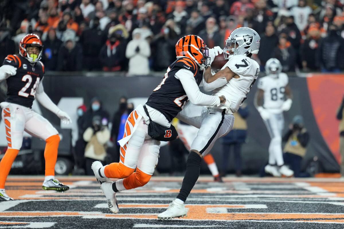 Las Vegas Raiders' Zay Jones (7) makes a touchdown catch against Cincinnati Bengals' Eli Apple ...