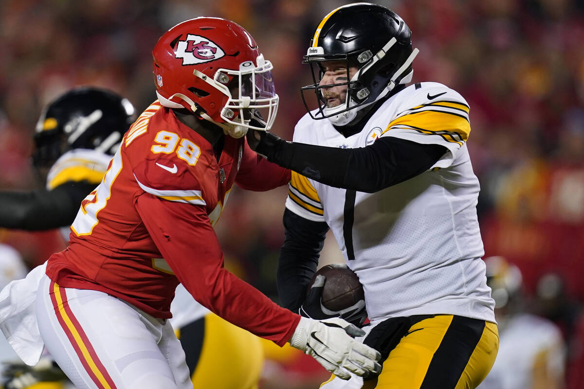Pittsburgh Steelers quarterback Ben Roethlisberger (7) is sacked by Kansas City Chiefs defensiv ...