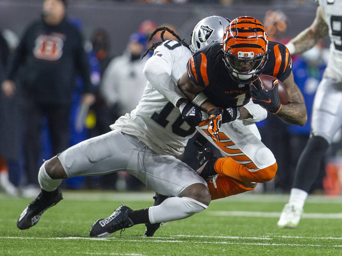 Cincinnati Bengals wide receiver Ja'Marr Chase (1) makes a catch as Raiders cornerback Desmond ...