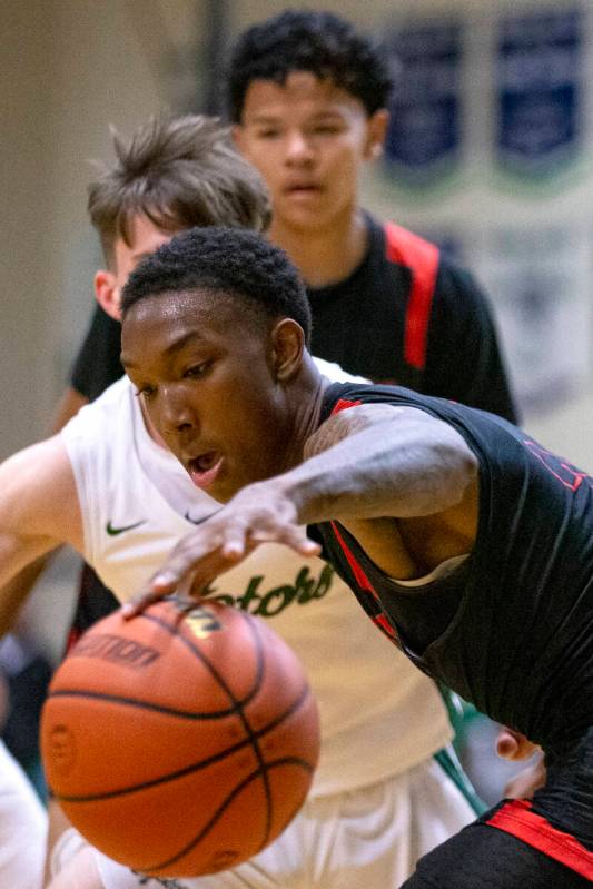 Las Vegas’ Taviontae Jackson (2) gains control of the ball while Green Valley’s Richard Car ...
