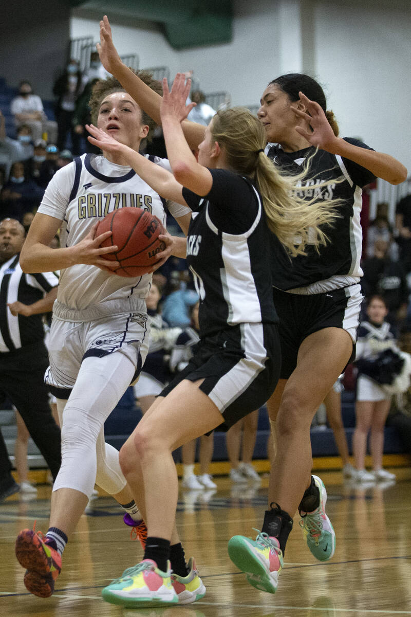 Spring Valley’s Grace Knox, left, runs up the court while Desert Oasis’ Madelynn ...