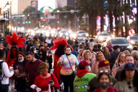 Tourists fill the Strip on Saturday, Dec. 4, 2021, in Las Vegas. (Benjamin Hager/Las Vegas Revi ...
