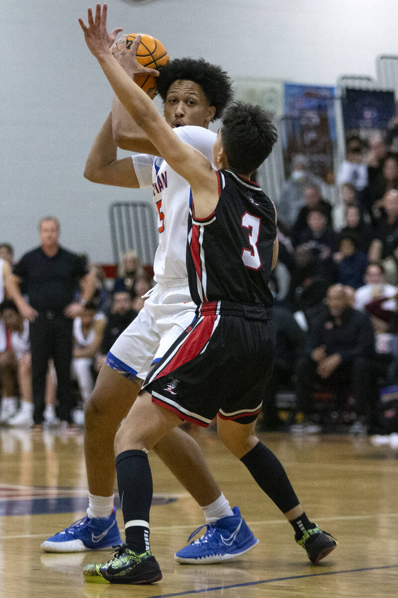 Bishop Gorman’s Darrion Williams (5) looks to pass while Liberty’s Kaeden Castill ...