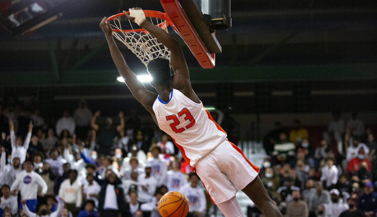 The crowd roars as Bishop Gorman’s Chris Nwuli (23) dunks against Liberty during the first ha ...
