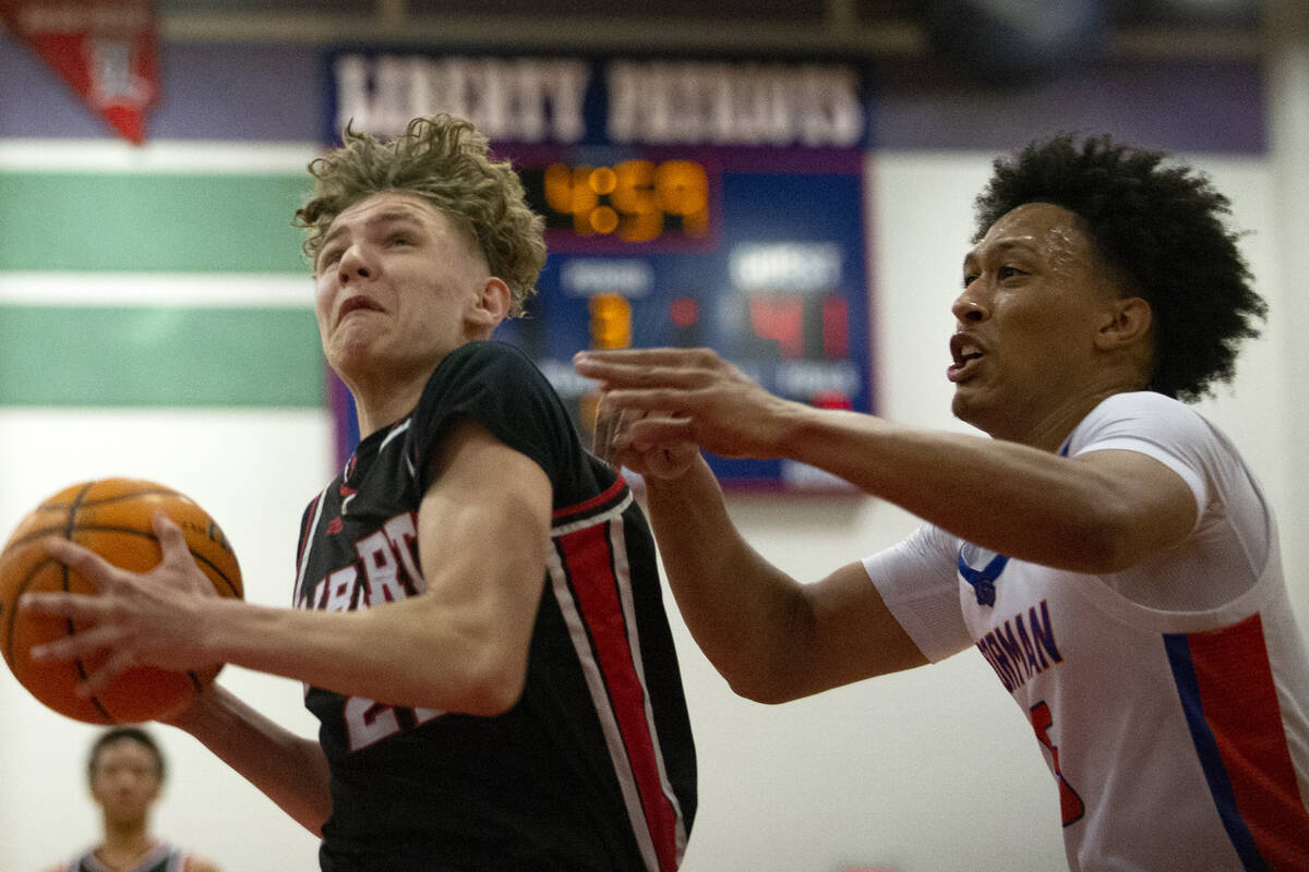 Liberty’s Mason Muir, left, shoots against Bishop Gorman’s Darrion Williams, righ ...