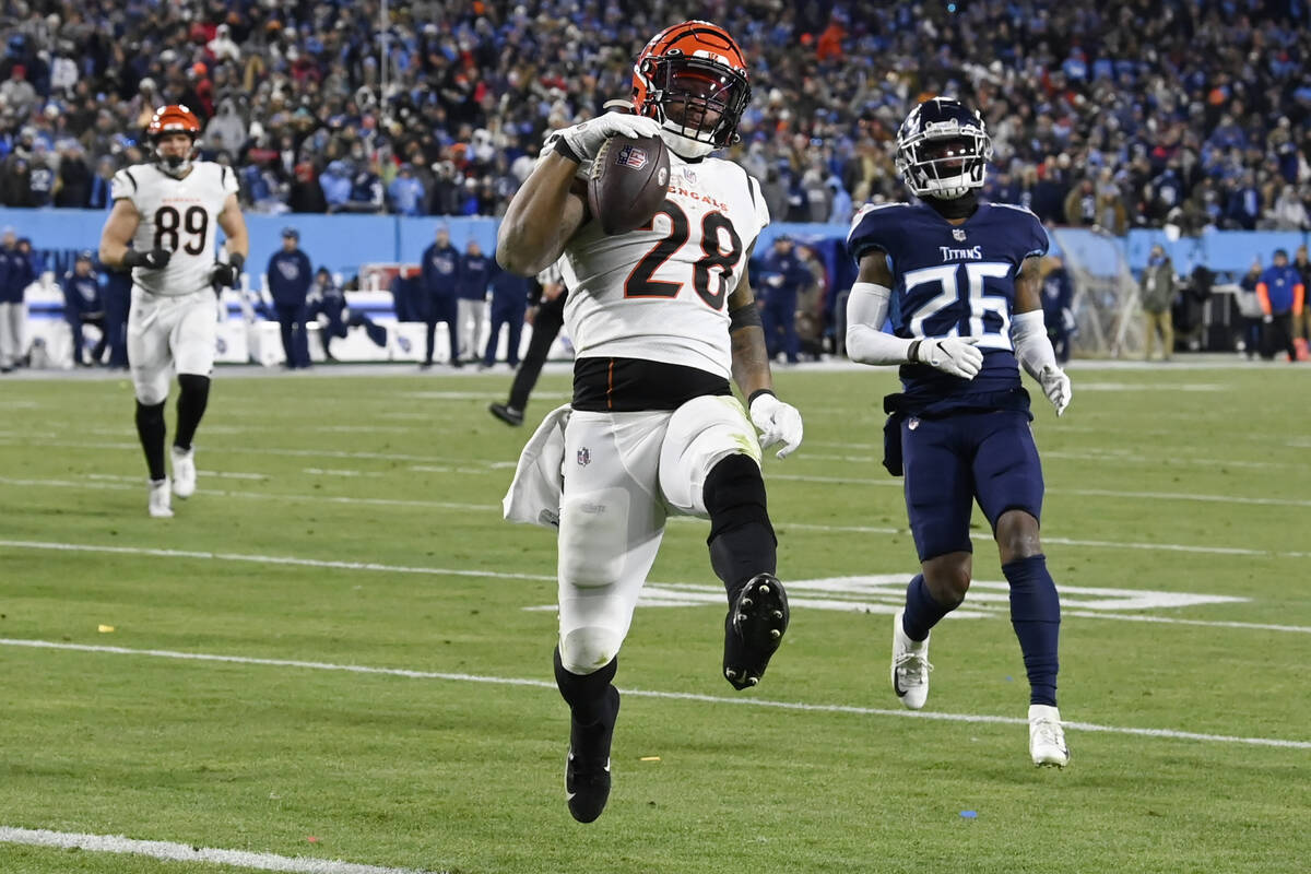 Cincinnati Bengals running back Joe Mixon (28) runs into the end zone for a touchdown against t ...
