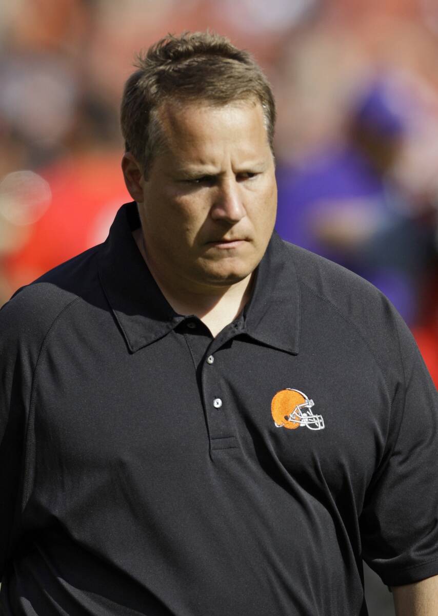 Cleveland Browns coach Eric Mangini walks off the field after a 34-20 loss  to the Minnesota Vik … | Las Vegas Review-Journal
