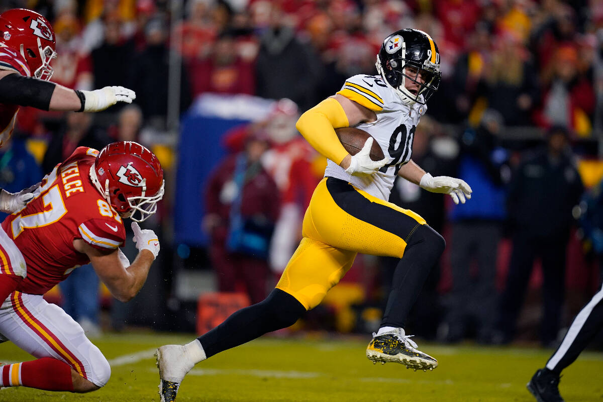 Pittsburgh Steelers outside linebacker T.J. Watt (90) runs from Kansas City Chiefs tight end Tr ...