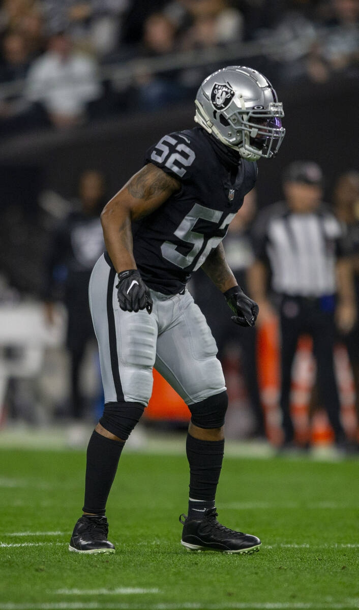 Raiders middle linebacker Denzel Perryman (52) prepares to defend against the Los Angeles Charg ...