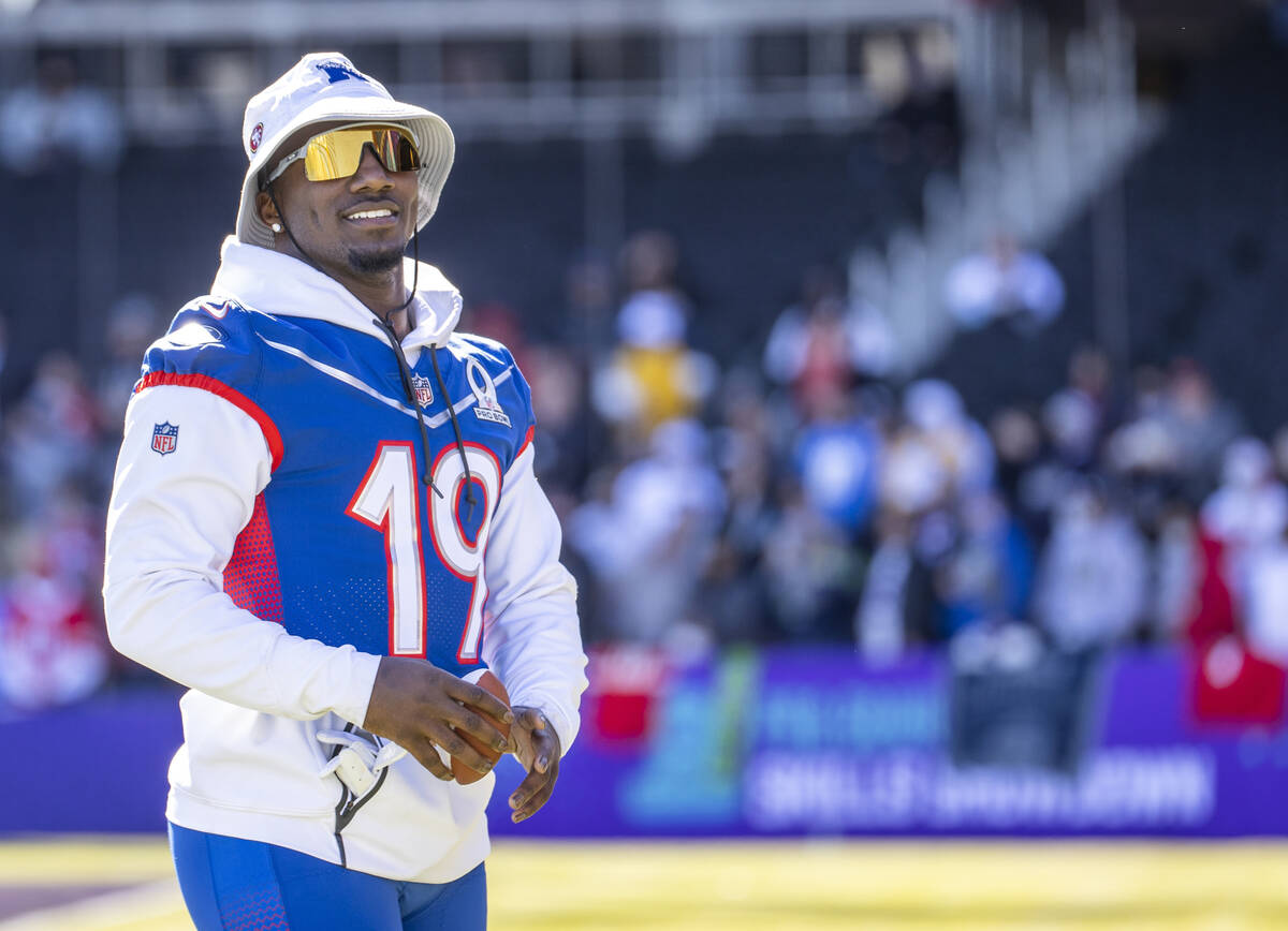 San Francisco 49ers wide receiver Deebo Samuel (19) runs over to give fans a few football souve ...
