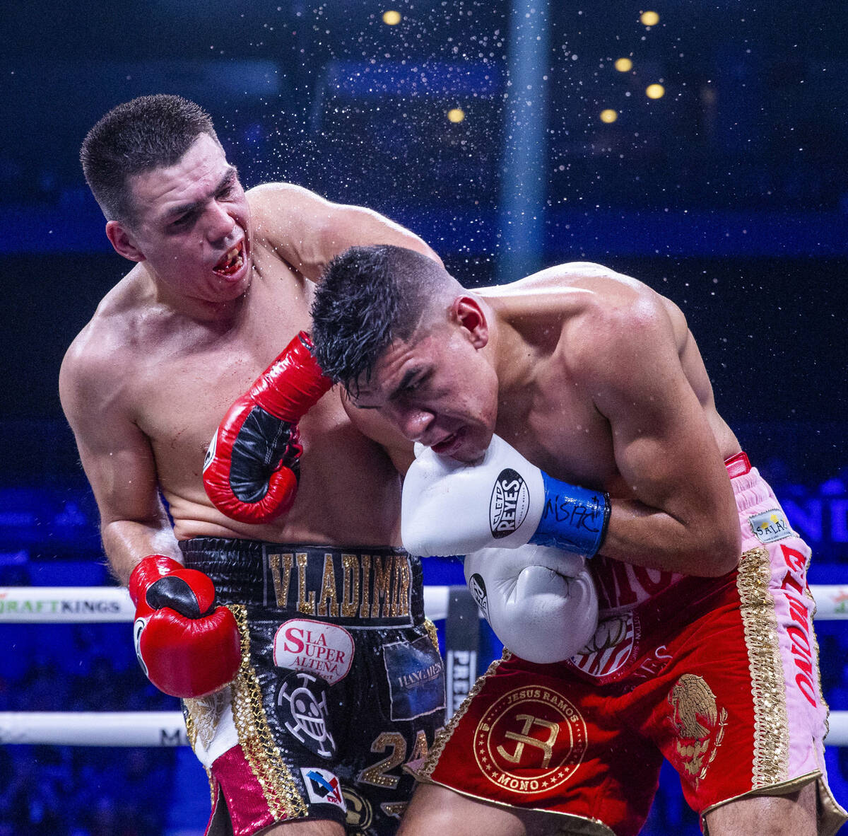 Vladimir Hernandez, left, connects with a punch to the head of Jesús Ramos during the sixt ...