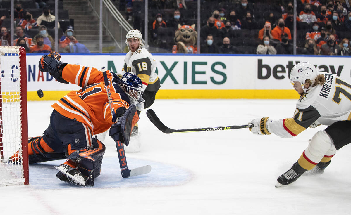 Vegas Golden Knights' William Karlsson (71) scores on Edmonton Oilers goalie Mike Smith (41) du ...